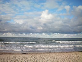 Вот мой, как вы изволили выразиться, Засранск. Точнее Зеленоградск и Куршская коса, которая является уникальным местом. По разнообразию ландшафтовых зон, мало что будет разнообразнее на таком малом пространстве, а уж уникальность самой структуры и экосистемы косы трудно сравнить с чем-либо. Не даром её внесли в объекты, охраняемые ЮНЕСКО. Потому считаю, то В России есть абсолютно уникальные места. Я назвала лишь тот, где живу сама. Но те места из поста распиарены на весь мир, а наши много скромнее, хотя не менее красивы и уникальны.