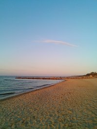 Вот мой, как вы изволили выразиться, Засранск. Точнее Зеленоградск и Куршская коса, которая является уникальным местом. По разнообразию ландшафтовых зон, мало что будет разнообразнее на таком малом пространстве, а уж уникальность самой структуры и экосистемы косы трудно сравнить с чем-либо. Не даром её внесли в объекты, охраняемые ЮНЕСКО. Потому считаю, то В России есть абсолютно уникальные места. Я назвала лишь тот, где живу сама. Но те места из поста распиарены на весь мир, а наши много скромнее, хотя не менее красивы и уникальны.