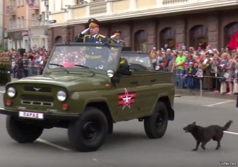 Парад в Донецке. В нем принял участие единственный украинець, который был против парада и пытался пролаять это на своей пёсьей мове.