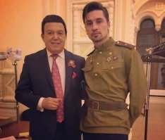 Гвардии майор Герой Советского Союза !
Кавалер орденов Красной Звезды и Отечественной войны.
Дима Билан. 

Теперь я видел все !