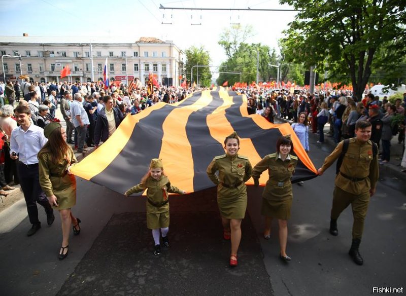 Молдаване красавцы. 100тысяч человек в Кишиневе собрались на день Победы.