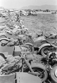 что за котелки на баках,кто подскажет? и на втором фото интересное описание:осматривают брошенный немецкий тягач.помоему они немекое бельишко женское рассматривают.нет?!