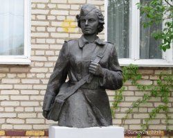 Награды
- Герой Советского Союза (6 декабря 1957, медаль  Золотая Звезда    10842; по ходатайству Военно-медицинского музея Министерства обороны СССР, партийных и советских организаций города Полоцка);
- орден Ленина (6 декабря 1957);
- орден Красного Знамени;
- орден Красной Звезды;
- медали, в том числе:
медали Флоренс Найтингейл Международного комитета красного креста (1965).
- Почётный гражданин города Полоцка.

Память
- Именем Зинаиды Михайловны Туснолобовой-Марченко названы улицы в Ленинске-Кузнецком и в Полоцке, а также Полоцкий медицинский колледж, открыт музей-квартира героини.
- В селе Новопокасьма Ленинск-Кузнецкого района, где она училась, её именем названа школа.
- В посёлке Горшечное Курской области, где она получила ранение, названа улица, рядом с которой расположена центральная районная больница.
- В Старом Осколе Белгородской области её имя носит из садов школы   33.
- Стенд, посвящённый мужеству З. М. Туснолобовой-Марченко, размещён в музее-квартире Н. А. Островского  Преодоление  в доме   14 по улице Тверской в Москве
- В 1992 году в Белоруссии был выпущен почтовый конверт, посвящённый Туснолобовой.