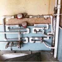 Да-к и за хорошие деньги можно получить рукожопство... Хорошие мастера то же - условия ставят и не за всякую работу берутся. Особенно когда нужно что то немного исправить... Что мы видим на первом фото? Человек решил установить счетчики на старую систему водоснабжения... Что вы хотите от мастера? Он сделал как мог.