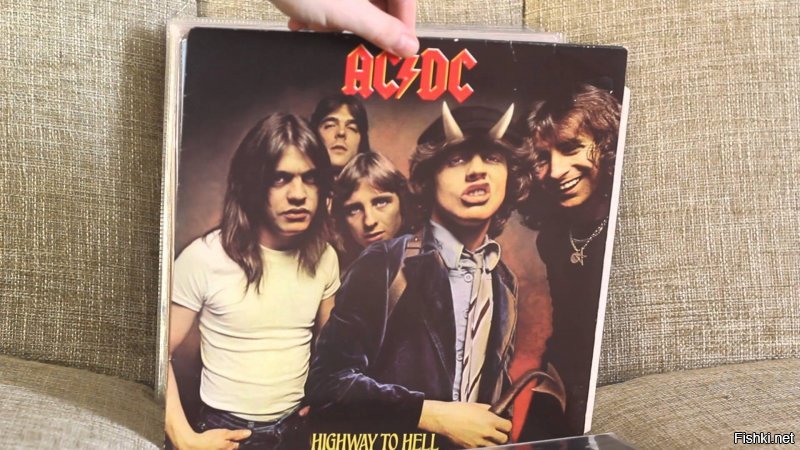 Брутальный хеви-метал и его трешевые обложки альбомов