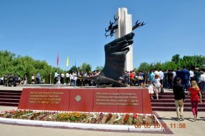 Вот ещё подобный памятник погибшим(г.Чирчик).Он так и называется-Журавли,на постаменте первый куплет из одноимённой песни.Историю песни не знал,очень впечатлило.