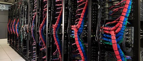 У яндекса наращеные мощности дата-центра (!) в течение продолжительного времени, а тут шкаф под ключ, ещё и цветные патчи, что как правило дороже. Хотя силовые кабеля и правда можно было аккуратно подвязать. Вот например цод под ключ.