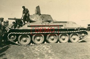 Еще аргумент очень доходчивый - сравните башни танков.
У А-32 она сварная причем боковая деталь башни  не целиковая как у Т-34 а из двух частей состоит как на БТшке. У лобах бортов острые края - они сварные.
2-е фото Т-34 с сварной башней схожее с А-32 правда есть отличие нет шва и накладка чуть выше погона ( квадратик) .
На нашей машине  такого нет  потому что у нее башня литая а это уже осень 1940 года!!!!!! 3 фото и 4 с типами башен  1 раяд с лева 1-я литая , вторая сварная.
Само фото не знаю для кого делалось но делалось не ранее апреля -мая 1941 года.
Теперь убедил?