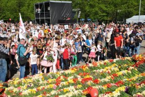 Да,очень,очень многие уехали за границу,и уже не вернутся и это очень заметно.Рига и страна какие-то полупустые стали..Молодёжь вообще массово уезжает.Слава богу беженцев очень мало,им Латвия с копеечными пособиями не интересна.Но в то-же время достаточно много приезжих из Беларуси и Украины работающих на стройках и т д.Причём многие нелегально.А насчет праздника-у нас тоже был праздник,хотя нацики постоянно пытаются его запретить.Но НИ ОДИН гос.праздник не собирает такое количества народа.