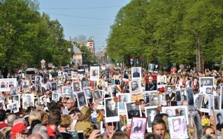 Да,очень,очень многие уехали за границу,и уже не вернутся и это очень заметно.Рига и страна какие-то полупустые стали..Молодёжь вообще массово уезжает.Слава богу беженцев очень мало,им Латвия с копеечными пособиями не интересна.Но в то-же время достаточно много приезжих из Беларуси и Украины работающих на стройках и т д.Причём многие нелегально.А насчет праздника-у нас тоже был праздник,хотя нацики постоянно пытаются его запретить.Но НИ ОДИН гос.праздник не собирает такое количества народа.