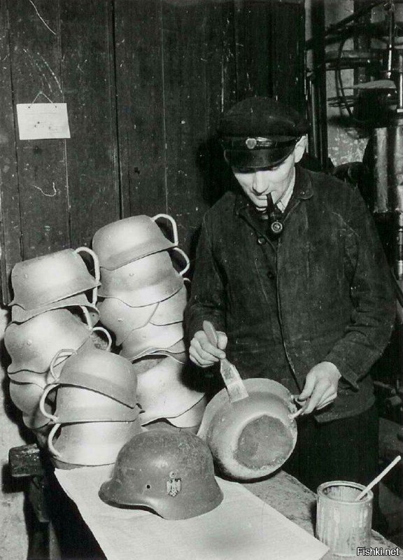 Производство ночных горшков из немецких касок, Дания, 1945 год.