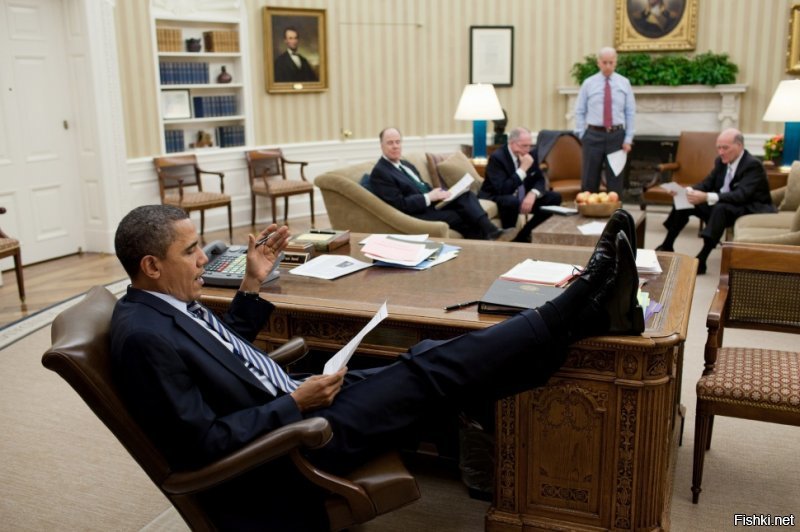 " В мире нет культуры, в которой Вы ставите обувь на стол." а как же ноги американского президента на рабочем столе?
