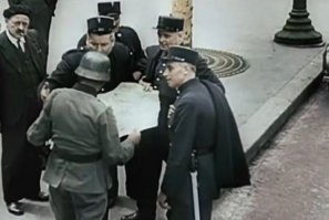 ажан показывает немецкому офицеру как пройти в библиотеку)))
надпись на плакате:: ОНИ ОТДАЮТ СВОЮ КРОВЬ ОТДАЙТЕ СВОЙ ТРУД за спасение Европы от большевизма