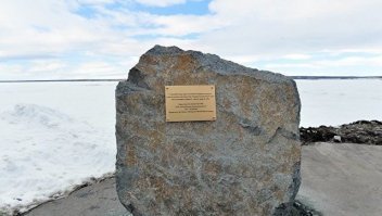 Сегодня:

"В Салехарде заложили капсулу в основание будущего моста через реку Обь "

Мост через Обь не только соединит города и посёлки Ямала со всей Россией. Грандиозный переход в составе новой магистрали откроет для многих регионов и миллионов россиян окно в Азию и Европу.

В рамках концессионного соглашения планируется построить железнодорожную часть мостового перехода через реку Обь с подходами, участок Салехард   Надым (Хорей), а также достроить железнодорожную часть мостового перехода через реку Надым. Общая протяженность Северного широтного хода составляет 686 километров. Затраты на создание железнодорожной магистрали оцениваются более чем в 230 миллиардов рублей.