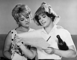 В СССР за 1963 год фильм посмотрели 35 миллионов зрителей.
Большая часть съемок велась в Крыму. Сцены в палатках снимали в Риге. Цирк   в Ленинграде. 
Наталья Фатеева снималась с настоящим тигром, которого дрессировал Вальтер Запашный.
Южные съемки заканчивали в ноябре. Актерам приходилось согреваться коньяком.
Во время съемок актеры жили во дворце князя Голицына, в подвалах которого располагались склады местного завода по производству шампанского, так что съемочной группе удалось побаловать себя и этим напитком.
Режиссер разрешал актёрам импровизировать. Несколько сцен ребята сами придумали.
Евгений Жариков стал крестным сына сына Геннадия Нилова Алеши. Впоследствии Алексей Нилов сыграл капитана Ларина в сериале "Улицы разбитых фонарей"
Фильм  Три плюс два  стал последней работой режиссера Оганесяна.