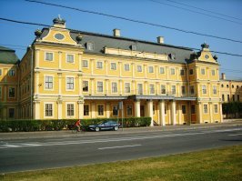 в Санкт-Петербурге музеев много, но "Технического музея" среди них нет ...
и насчет 5 метров загнули - Васильевский остров насыпан на 2-3 метра ...

как пример - Меньшиковский дворец, у которого крыльцо стало вровень с набережной, а окна цокольного этажа, которые изначально были на метр выше земли, теперь выглядят как окна подвала ...