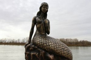 в Павлодаре тоже не один раз ломали за первый год это чудо природы))