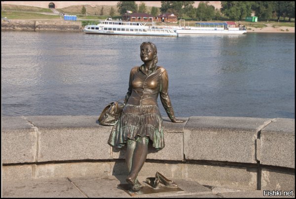 Дык да)) У нас в городе тоже статуй есть, затерли девки титьки до блеска))