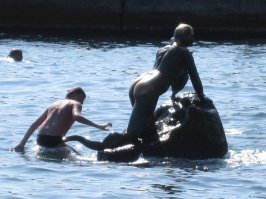 Да, есть у меня фотки с 2009г. 
Красивая тоже скульптура.
Ей еще попу натирают "на счастье"  :)