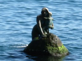 Да, есть у меня фотки с 2009г. 
Красивая тоже скульптура.
Ей еще попу натирают "на счастье"  :)