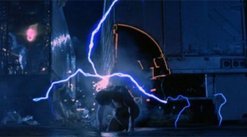 Заземлился: самосвал задел провода кузовом