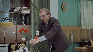 Тайный поклонник ежедневно приносил женщине цветы, но был пойман с поличным