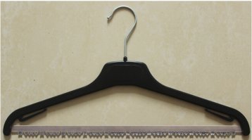 Только посмотрите, что он вытворяет с вешалками