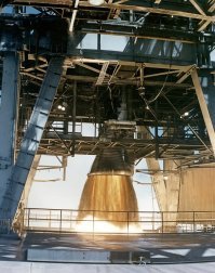 Автор замечательно указал на недостатки советской Лунной Программы, все они в той или иной мере действительно имели место быть. А как же обстояло дело с американской Лунной Программой?

Начнем по порядку -

уже в момент вступления США в "Лунную Гонку", в 1961 году, нарисовалась проблема - на тот момент еще ни одного американца нельзя было назвать полноценным космонавтом (астронавтом) так как еще никто из них ни разу не был даже на орбите!

С первым американским астронавтом Аланом Шепардом вышел небольшой конфуз - "космический" полет ему был засчитан чисто технически (по очкам ) -за то что смог подняться на ракете на высоту 187 километров (как утверждают в НАСА). 
Причина такого банальна - у США не было ракет способных вывести космический корабль на ОРБИТУ ...даже такие "корабли" как капсула "Меркурий" (наглядное сравнение даст фото 1).

Надо было срочно исправлять ситуацию, показать всему миру преимущества Капиталистического пути развития и создать ракету действительно способную не только выводить КК на орбиту, но и слетать на Луну!

Поручили эту ответственную работу конечно же Американскому Гению -конструктору Вернеру фон Брауну ( нацисту, преступнику, офицеру СС) других Гениев увы у американцев не нашлось.

И Гений начал творить Историю! Как мы все знаем, ракетный двигатель -сердце ракеты. Вернеру фон Брауну удалось создать самое сильное ракетное "сердце"  в Мире! Никто ни до него , ни после, такого жидкостного однокамерного двигателя создать не смог!
 Двигатель F-1, сияющая, невообразимая вершина двигателестроения 
... никому другому создать двигатель таких размеров не позволяет "предел Глушко" -при определенном увеличении камеры двигателя впрыскиваемая топливная смесь образует"сгустки", которые по сути являются "микро бомбами" - возникает высокочастотная неустойчивость и двигатель разносит взрывом.
Но ведь F-1 существует, скажет читатель!??? Ведь он же летал, мы все видели, может как то можно создать такой гигантский двигатель, чтобы его не разнесло в клочья?

Конечно можно! можно подобрать топливную смесь так, что она будет гореть"тихо" и не позволит произойти взрыву! Правда за все приходится платить -подача смеси в камеру сгорания была отрегулирована -снижаем количество окислителя и вуаля! Двигатель работает, работает устойчиво, пламя горит красиво (ну и что что САЖА в потоке аж видна фото 2)
 ...Но грамотный читатель наверняка почувствовал подвох -  если смесь подбирать не так "как надо", а так чтоб не взорвалась, что будет с ТЯГОЙ!? С тягой будет все плохо- сколько на самом деле выдавал мощности "самый лучший ракетный двигатель" мы наверное никогда не узнаем.

P.S. Ну, скажет читатель, мы ведь видели, что ракеты куда то улетали -значит они где то и приземлялись? Допустим, мы тебе поверим и "Сатурн-5" не мог вывести 145 тонн на орбиту, а взлетал с макетом КК "Аполлон" весом гораздо меньше 145 тонн (например 14,5 тонн -макет+ лунная станция) где этот макет?
Отвечу по порядку - автоматический лунная станция, которая могла сесть на Луну -на Луну и села, передавала во время полета снимки, держала телеметрию (в общем имитировала деятельность) теперь благополучно  стоит в "местах посадок", а "командный модуль"  отделялся гораздо раньше и так же благополучно приводнялся на Землю.
 Один из таких "командных модулей" был даже "захвачен" советскими моряками (разумеется совершенно случайно, фото 3) -макет он и есть макет...