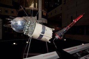 Автор замечательно указал на недостатки советской Лунной Программы, все они в той или иной мере действительно имели место быть. А как же обстояло дело с американской Лунной Программой?

Начнем по порядку -

уже в момент вступления США в "Лунную Гонку", в 1961 году, нарисовалась проблема - на тот момент еще ни одного американца нельзя было назвать полноценным космонавтом (астронавтом) так как еще никто из них ни разу не был даже на орбите!

С первым американским астронавтом Аланом Шепардом вышел небольшой конфуз - "космический" полет ему был засчитан чисто технически (по очкам ) -за то что смог подняться на ракете на высоту 187 километров (как утверждают в НАСА). 
Причина такого банальна - у США не было ракет способных вывести космический корабль на ОРБИТУ ...даже такие "корабли" как капсула "Меркурий" (наглядное сравнение даст фото 1).

Надо было срочно исправлять ситуацию, показать всему миру преимущества Капиталистического пути развития и создать ракету действительно способную не только выводить КК на орбиту, но и слетать на Луну!

Поручили эту ответственную работу конечно же Американскому Гению -конструктору Вернеру фон Брауну ( нацисту, преступнику, офицеру СС) других Гениев увы у американцев не нашлось.

И Гений начал творить Историю! Как мы все знаем, ракетный двигатель -сердце ракеты. Вернеру фон Брауну удалось создать самое сильное ракетное "сердце"  в Мире! Никто ни до него , ни после, такого жидкостного однокамерного двигателя создать не смог!
 Двигатель F-1, сияющая, невообразимая вершина двигателестроения 
... никому другому создать двигатель таких размеров не позволяет "предел Глушко" -при определенном увеличении камеры двигателя впрыскиваемая топливная смесь образует"сгустки", которые по сути являются "микро бомбами" - возникает высокочастотная неустойчивость и двигатель разносит взрывом.
Но ведь F-1 существует, скажет читатель!??? Ведь он же летал, мы все видели, может как то можно создать такой гигантский двигатель, чтобы его не разнесло в клочья?

Конечно можно! можно подобрать топливную смесь так, что она будет гореть"тихо" и не позволит произойти взрыву! Правда за все приходится платить -подача смеси в камеру сгорания была отрегулирована -снижаем количество окислителя и вуаля! Двигатель работает, работает устойчиво, пламя горит красиво (ну и что что САЖА в потоке аж видна фото 2)
 ...Но грамотный читатель наверняка почувствовал подвох -  если смесь подбирать не так "как надо", а так чтоб не взорвалась, что будет с ТЯГОЙ!? С тягой будет все плохо- сколько на самом деле выдавал мощности "самый лучший ракетный двигатель" мы наверное никогда не узнаем.

P.S. Ну, скажет читатель, мы ведь видели, что ракеты куда то улетали -значит они где то и приземлялись? Допустим, мы тебе поверим и "Сатурн-5" не мог вывести 145 тонн на орбиту, а взлетал с макетом КК "Аполлон" весом гораздо меньше 145 тонн (например 14,5 тонн -макет+ лунная станция) где этот макет?
Отвечу по порядку - автоматический лунная станция, которая могла сесть на Луну -на Луну и села, передавала во время полета снимки, держала телеметрию (в общем имитировала деятельность) теперь благополучно  стоит в "местах посадок", а "командный модуль"  отделялся гораздо раньше и так же благополучно приводнялся на Землю.
 Один из таких "командных модулей" был даже "захвачен" советскими моряками (разумеется совершенно случайно, фото 3) -макет он и есть макет...