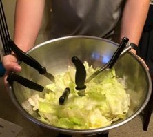Вот салат цезарь.