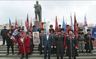 У нас их в последнее время развелось как говна, "Крымские казаки" откуда такая дичь? Это как негр в тундре. Приближённые к кормушке, стригут бабло бюджетное. Полнейший абсурд. Собираются на сходки, бухают, оружием размахивают. В каждое предложение по поводу и без повода, вставляют своё "ЛЮБО"
Кизяки с Лениным - верх невежества. Это как евреи пойдут к памятнику Гитлера.