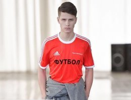 ну такую футболку за гонорар от Adidas и я мог придумать