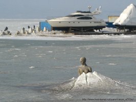 Наша Владивостокская русалочка, сколько раз без головы оставалась, пока, устав ремонтировать, вообще не убрали