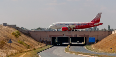 А мне всегда прикольно было -тоннель под ВВП, только в Симферополе можно было увидеть самолет проезжающий над головой...