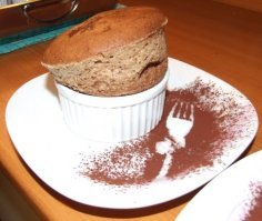 А суфле то где???? Автор, почитайте, что-такое суфле:  

"Суфле  (фр. soufflé)   блюдо французского происхождения из яичных желтков, смешанных с разнообразными ингредиентами, куда затем добавляются взбитые добела яичные белки. Может быть основным блюдом или сладким десертом.

В любом случае суфле содержит как минимум два компонента: во-первых, ароматизированная смесь сметанной консистенции и, во-вторых, взбитые добела яичные белки. Первое даёт вкус, а взбитые белки   воздушность продукта. Смесь делается обычно на основе творога, шоколада или лимона (из двух последних готовят десерт, добавляя сахар), либо соуса бешамель   в этом случае готовится, как правило, грибное или мясное суфле.

Суфле готовится в духовке в огнеупорной посуде, от температуры сильно вздувается, но, вынутое из духовки, опадает через 20-30 минут." (Википедия)