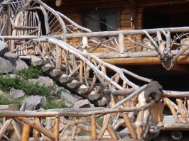 Так это обыкновенный домик и с небольшим участком...Ничего сверхестественного нет. Подобных домов и участков сотни, если не тысячи по ЛО. У чиновника может и в пушку рыльце, но аппартаменты не запредельные)). Как-то гуляя набрел...Красиво)))Хоть глаз порадовался)