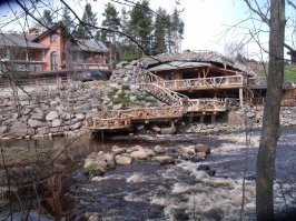 Так это обыкновенный домик и с небольшим участком...Ничего сверхестественного нет. Подобных домов и участков сотни, если не тысячи по ЛО. У чиновника может и в пушку рыльце, но аппартаменты не запредельные)). Как-то гуляя набрел...Красиво)))Хоть глаз порадовался)