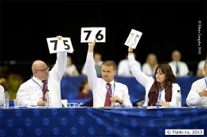 Финский моряк садится на движущийся корабль