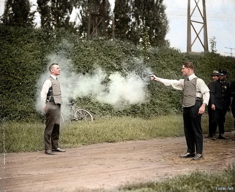 1923 год 13 октября. Мёрфи (W.H. Murphy) и его ассистент демонстрируют пуленепробиваемый жилет.