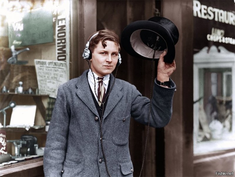 1922 год. Молодой английский изобретатель мистер Дэй демонстрирует портативное радио с наушниками. Устройство удобно размещается в цилиндре, что позволяет джентльмену наслаждаться любимыми радиопрограммами во время прогулок.