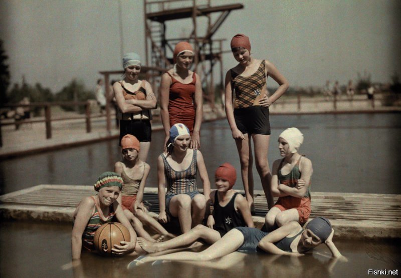 Девочки подростки позируют в купальниках. Потсдам. Веймарская республика. Март 1928 года.