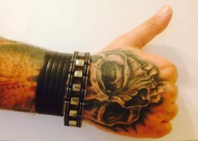 Фрихенд называется, когда без предварительного эскиза, вот тоже фрихенд тату))