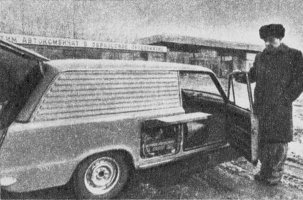 в начале 80-х годов прошлого века на ВАЗе выпустили опытную партию электрических машин на базе серийного универсала ВАЗ-2102. Причем первая такая машина с индексом 2102Э (позже заменен на 21029) была построена в далеком 1976 году.
Блок никель цинковых аккумуляторных батарей весом 380 кг питал, находившийся под капотом, электромотор мощностью 25 кВт (35 л.с.). Запас хода составлял вполне приличные даже по современным меркам 130 км, при этом фургон грузоподъемностью 320 кг мог развивать максимальную скорость 87 км/ч. ПЛЮШКИ В ШКОЛЫ ВОЗИТЬ САМОЕ ТО ;-)