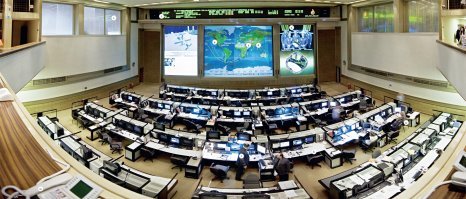 и у нас экскурсии водят. детям для профориентации. ЦУП космонавтский справа балкон для экскурсий.