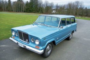 Хорошая подборка , автор явно старался. Но есть упущения.

Про нашу Ниву уже писали. По сей день прекрасно зарекомендовавший автомобиль ездит по дорогам.

А теперь поставим на место британцев.

Поэтому Range Rover I стал первым "проходимцем" с изысканным, а не нарочито грубым экстерьером.
Источник:  © Fishki.net

Ничего, что с 1963года, т.е. на 7 лет ранее в США начали выпускать Джип  Вагонир, который и был настоящим ЛЮКСОВЫМ внедорожником с неплохим набором опций : усилитель руля и тормозов, автоматическая КПП , независимая торсионная передняя подвеска, комфортабельный салон с кондишеном.

Так что и тут, автор несколько ошибся. Вторые будут бриты, за Джипом, с отставанием в 7 лет