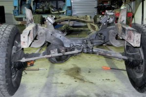 Хорошая подборка , автор явно старался. Но есть упущения.

Про нашу Ниву уже писали. По сей день прекрасно зарекомендовавший автомобиль ездит по дорогам.

А теперь поставим на место британцев.

Поэтому Range Rover I стал первым "проходимцем" с изысканным, а не нарочито грубым экстерьером.
Источник:  © Fishki.net

Ничего, что с 1963года, т.е. на 7 лет ранее в США начали выпускать Джип  Вагонир, который и был настоящим ЛЮКСОВЫМ внедорожником с неплохим набором опций : усилитель руля и тормозов, автоматическая КПП , независимая торсионная передняя подвеска, комфортабельный салон с кондишеном.

Так что и тут, автор несколько ошибся. Вторые будут бриты, за Джипом, с отставанием в 7 лет