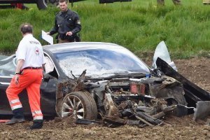 По поводу этого фото и "...владельцы Tesla гибнут за рулём..."
Фото как раз с аварии Теслы модель S, в котором все выжили, что доказывает повышенную безопасность авто.

"Утром в среду, 4 мая 18-летний сын взял отцовский автомобиль Tesla Model S, чтобы прокатиться со своими четырьмя друзьями в Пуллахе, Германия. Как сообщается, водитель значительно превысил скорость и не справился с управлением на повороте. Автомобиль вылетел с дороги, пролетел 25 метров по воздуху и врезался в поле на полной скорости, перевернувшись, по крайней мере, один раз.

Скорость должна была быть большой, чтобы перевернуть автомобиль, так как у 2,2-тонной Model S центр тяжести расположен низко. Но несмотря на тяжесть аварии, ни один из 5 пассажиров не погиб.

Все они смогли самостоятельно выбраться из машины до прибытия первой помощи, хотя их травмы были описаны как  тяжёлые, но не угрожающие жизни . Пострадавшие были доставлены в больницу на вертолёте.

На фотографиях с места аварии видно, что передняя часть Model S полностью уничтожена, в то время как пассажирский салон остался целым. Это подчёркивает важность такой зоны смятия, как передний багажник Tesla Model S, который проще спроектировать в электромобиле ввиду отсутствия двигателя внутреннего сгорания и использования компактного электромотора."