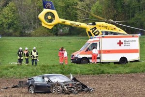 По поводу этого фото и "...владельцы Tesla гибнут за рулём..."
Фото как раз с аварии Теслы модель S, в котором все выжили, что доказывает повышенную безопасность авто.

"Утром в среду, 4 мая 18-летний сын взял отцовский автомобиль Tesla Model S, чтобы прокатиться со своими четырьмя друзьями в Пуллахе, Германия. Как сообщается, водитель значительно превысил скорость и не справился с управлением на повороте. Автомобиль вылетел с дороги, пролетел 25 метров по воздуху и врезался в поле на полной скорости, перевернувшись, по крайней мере, один раз.

Скорость должна была быть большой, чтобы перевернуть автомобиль, так как у 2,2-тонной Model S центр тяжести расположен низко. Но несмотря на тяжесть аварии, ни один из 5 пассажиров не погиб.

Все они смогли самостоятельно выбраться из машины до прибытия первой помощи, хотя их травмы были описаны как  тяжёлые, но не угрожающие жизни . Пострадавшие были доставлены в больницу на вертолёте.

На фотографиях с места аварии видно, что передняя часть Model S полностью уничтожена, в то время как пассажирский салон остался целым. Это подчёркивает важность такой зоны смятия, как передний багажник Tesla Model S, который проще спроектировать в электромобиле ввиду отсутствия двигателя внутреннего сгорания и использования компактного электромотора."