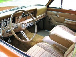 Создатели Range Rover не знали, что по США уже несколько лет как ездил Jeep Wagoneer, который не менее комфортабельный, с лучшим дизайном и салоном.