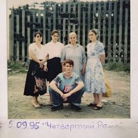 Групповое фото местных жителей у Президентского дворца, 1995 год, Грозный. 15 февраля 1996 года федеральные силы снесли здание при помощи взрыва. Перед сносом стал печальной достопримечательностью у местных